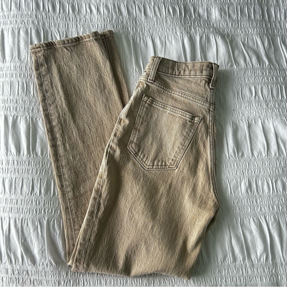 Abercrombie & Fitch High-Rise Straight Jeans in Faded Beige